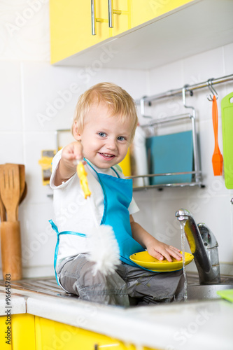 Happy toddler boy washing t...