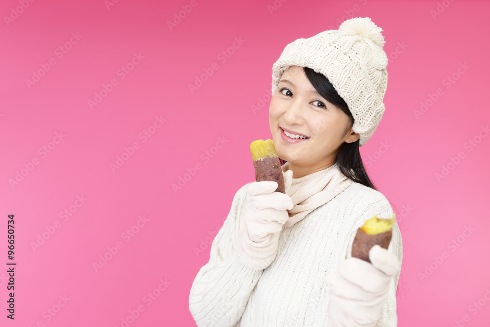 焼き芋を食べる女性 焼き芋を食べる女性