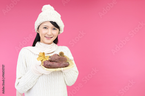 焼き芋を持つ女性