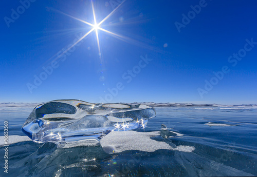 Прозрачная льдина лежащая на льду