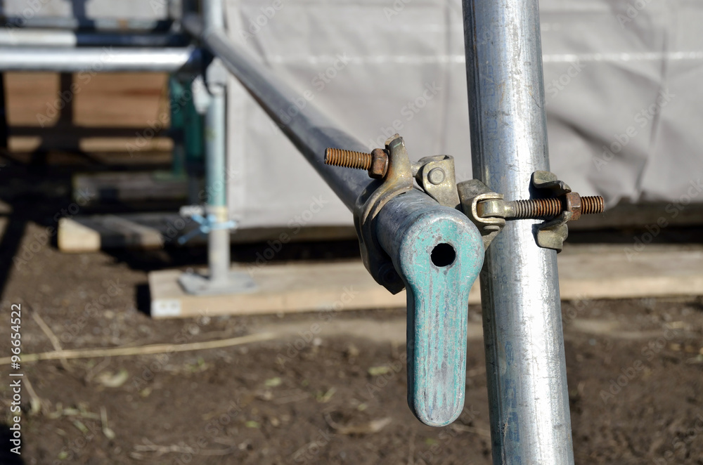 足場資材： 自在クランプとくさび式手摺
