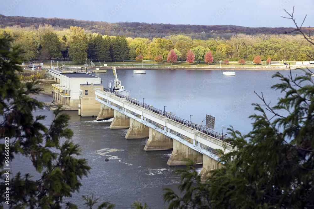 Dam on Illinois River