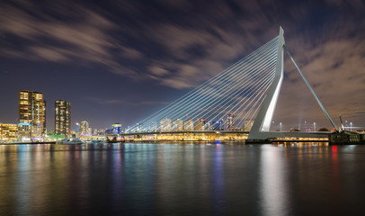 Fototapete Rotterdam Erasmusbrücke Rotterdam beleuchtet bei Nacht  © jospannekoek