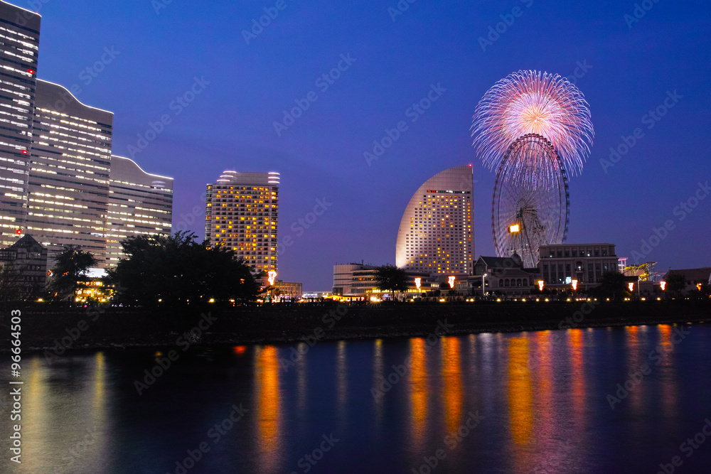 Naklejka premium 横浜みなとみらい 花火大会 
