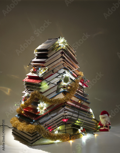Albero di Natale fatto con libri photo