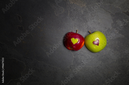 Jabłka z sercem na kamiennym tle