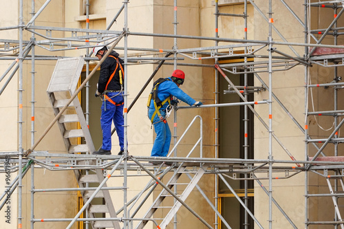 Echafaudeurs assemblant un échafaudage