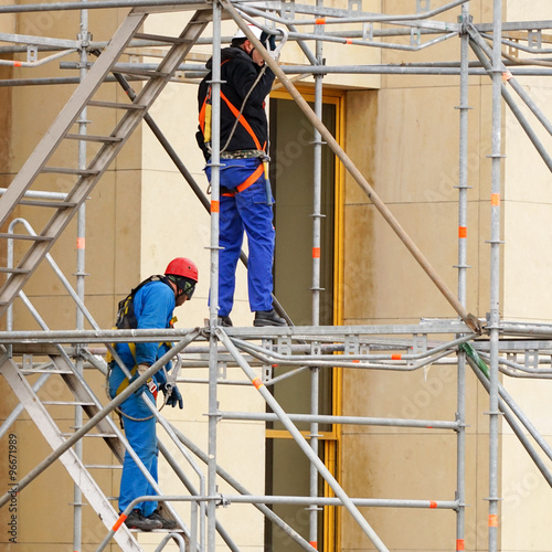 Echafaudeurs assemblant un échafaudage