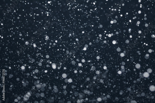 Fotografie, Obraz Sníh padající z noční oblohy