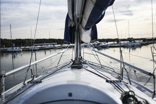 Jacht wpływający do mariny