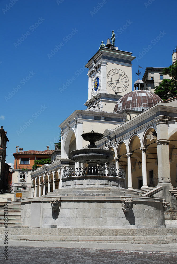 Obraz premium Loggia di San Giovanni with Foreground Fountain