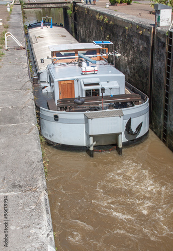 Eclusage d'une péniche sur le canal de Briare, Rogny les sept écluses, Yonne, Bourgogne photo