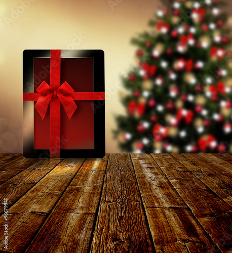 Tablet vor Weihnachtsbaum