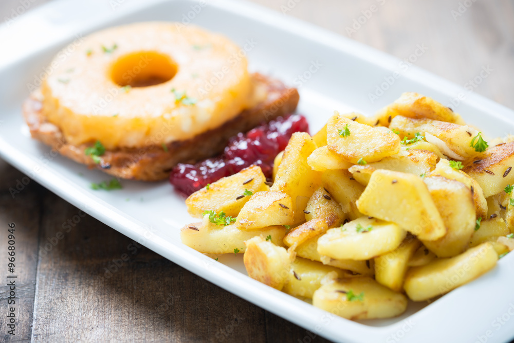 Sojasteak mit Ananas, Pflanzlichem Käse und Bratkartoffeln Sojasteak mit Ananas, Pflanzlichem Käse und Bratkartoffeln