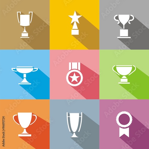 Conjunto de iconos de trofeos y premios sobre fondos de colores