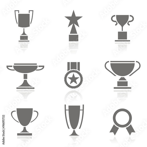 Conjunto aislado de iconos con reflejo de trofeos y premios