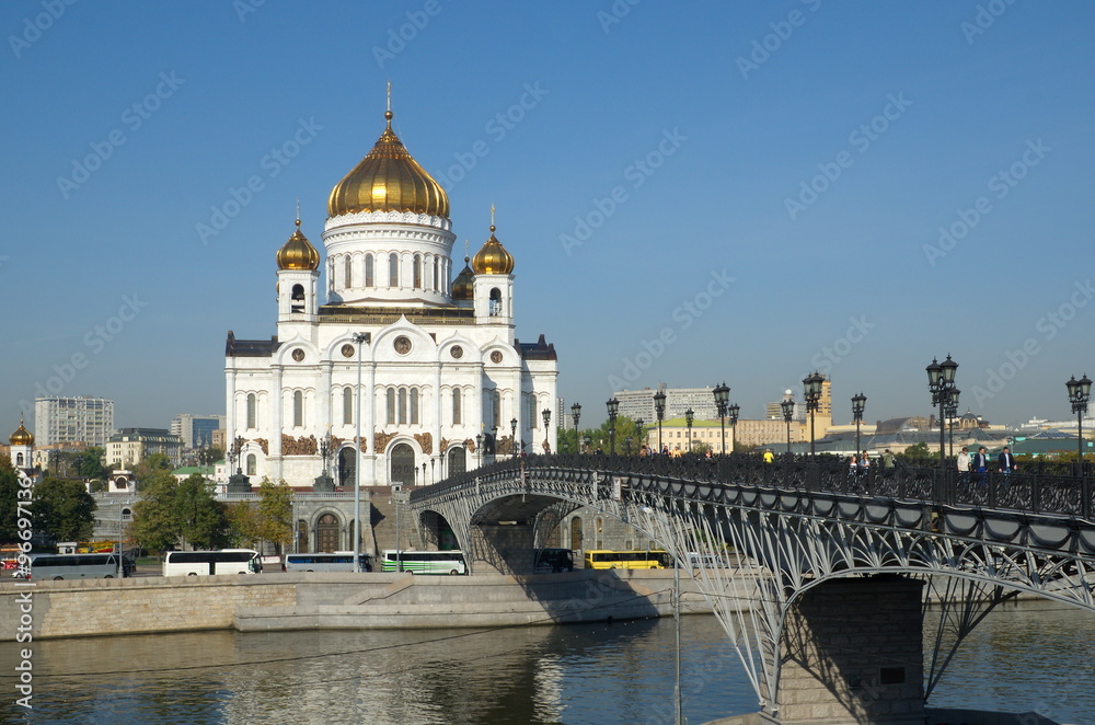 Москва, Россия - 25 сентября 2015 года: Храм Христа Спасителя и Патриарший мост