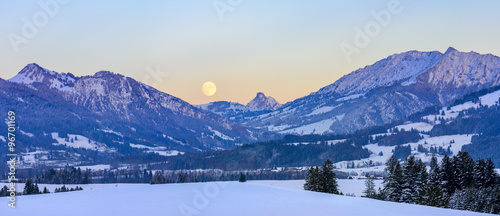 traumhafter Mondaufgang über den verschneiten Allgäuer Alpen