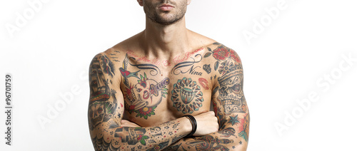 Photo Handsome and sexy tattooed man portrait with crossed arms letter