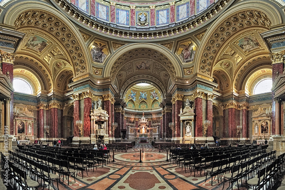 Obraz premium Interior of St. Stephen's Basilica in Budapest, Hungary