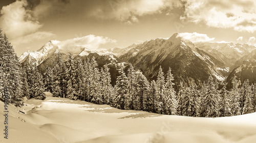 Tableau sur toile Winterpanorama der Alpen in sepia Farbton