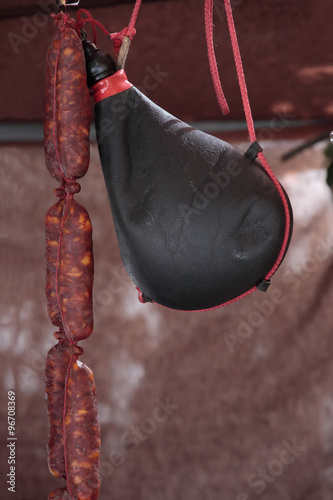Foto wineskin and sausage