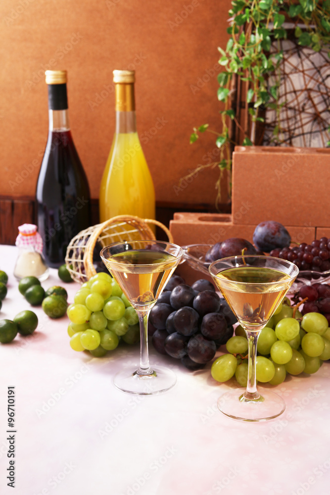 新鮮な果物とワイン
