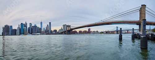 New York Skyline mit Brooklyn Bridge in der Dämmerung #96710562