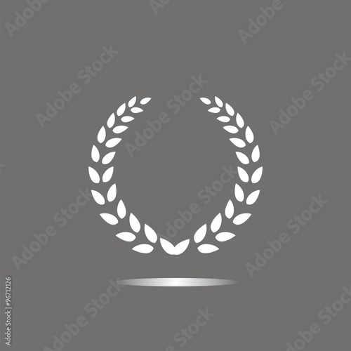 Icono de corona de laurel sobre fondo negro con reflejo