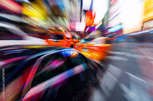 Bild mit kreativem Zoomeffekt vom nächtlichen Straßenverkehr am Times Square in Manhatta, NYC