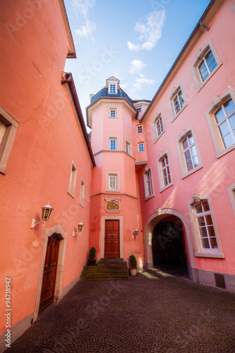 malerischer Innenhof in der Altstadt von Trier, Deutschland
