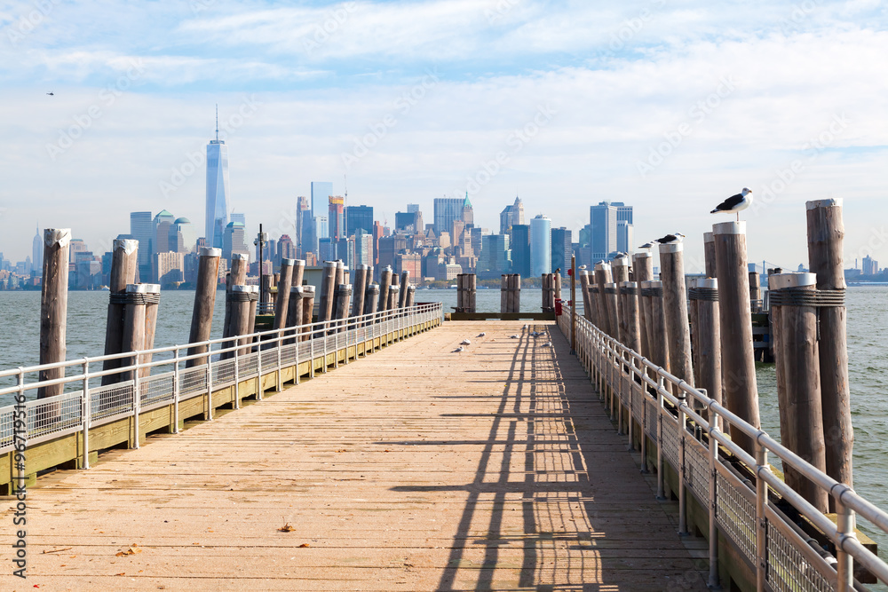 Steg auf Ellis Island mit Blick auf Manhattan, New York city Steg auf Ellis Island mit Blick auf Manhattan, New York city