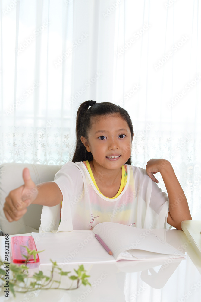 ガッツポーズの女の子 ガッツポーズの女の子