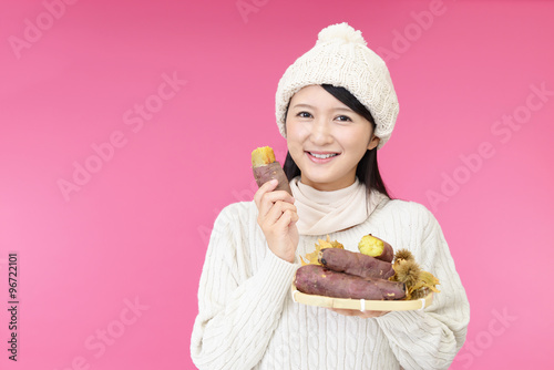 焼き芋を食べる女性