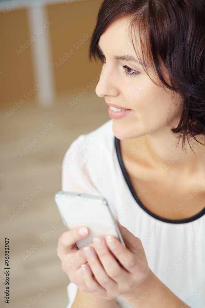 attraktive frau hält smartphone in der hand attraktive frau hält smartphone in der hand