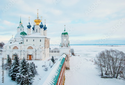 Tableau sur toile Monastery in Rostov Veliky on a winter evening