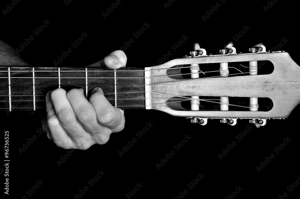 Naklejka premium Plaquer un accord à la guitare