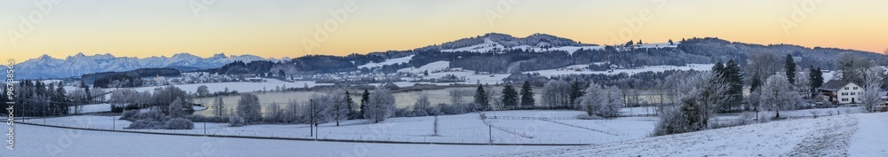 frostiger Wintermorgen im bayrischen Alpenvorland