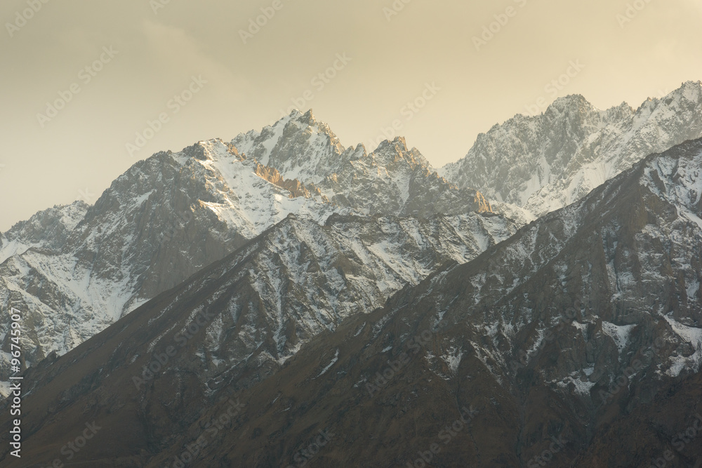 Fototapeta premium Landscape Scene along the Karakoram Highway that link China (Xinjiang province) with Pakistan via the Kunjerab pass
