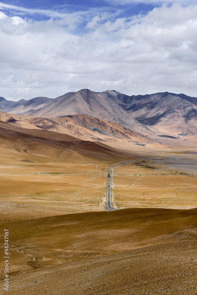 Fototapeta premium The Road along the Karakoram Highway that link China (Xinjiang province) with Pakistan via the Kunjerab pass