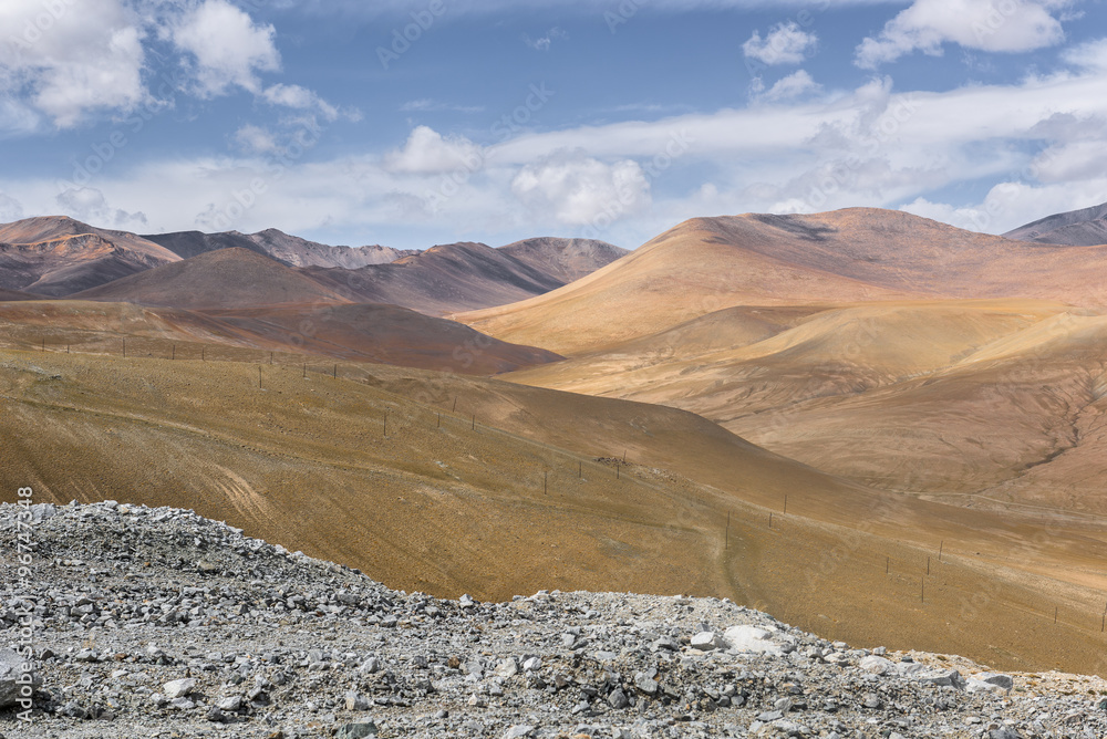 Fototapeta premium Mountain along the Karakoram Highway that link China (Xinjiang province) with Pakistan via the Kunjerab pass