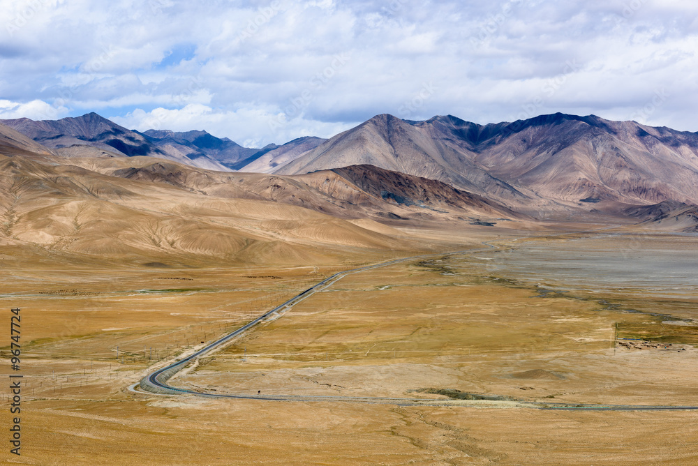 Fototapeta premium The Road along the Karakoram Highway that link China (Xinjiang province) with Pakistan via the Kunjerab pass