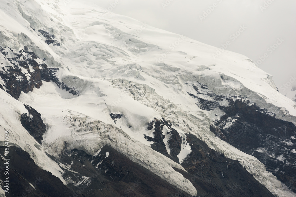 Fototapeta premium Mountain along the Karakoram Highway that link China (Xinjiang province) with Pakistan via the Kunjerab pass