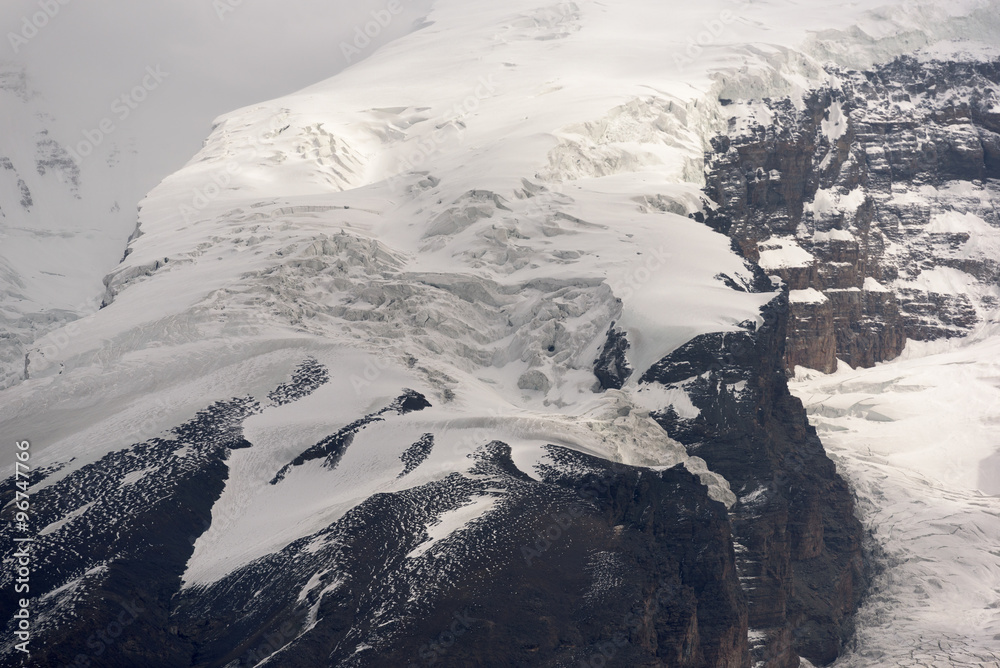 Fototapeta premium Mountain along the Karakoram Highway that link China (Xinjiang province) with Pakistan via the Kunjerab pass
