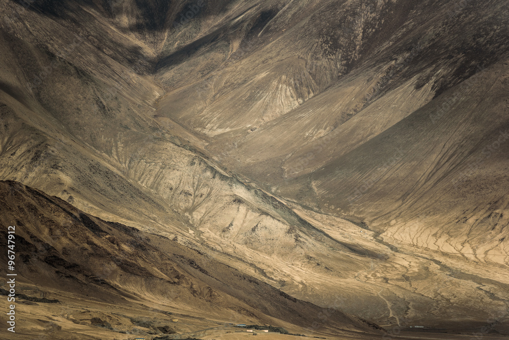Obraz premium Mountain along the Karakoram Highway that link China (Xinjiang province) with Pakistan via the Kunjerab pass.