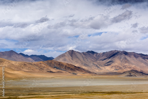 Mountain along the Karakoram Highway that link China (Xinjiang province) with Pakistan via the Kunjerab pass. © Songkhla Studio