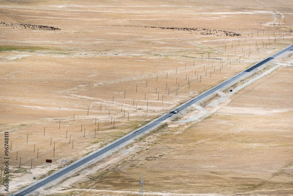 Fototapeta premium The road along the Karakoram Highway that link China (Xinjiang province) with Pakistan via the Kunjerab pass.