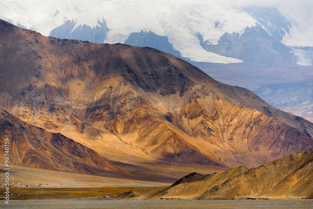 Fototapeta premium Mountain along the Karakoram Highway that link China (Xinjiang province) with Pakistan via the Kunjerab pass.