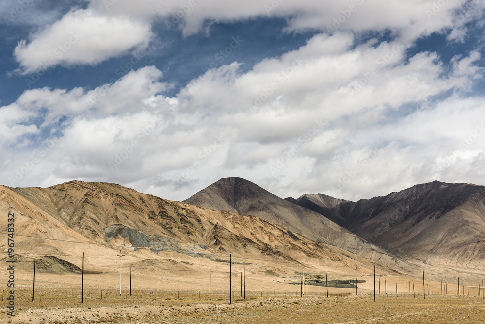 Obraz premium Mountain along the Karakoram Highway that link China (Xinjiang province) with Pakistan via the Kunjerab pass.