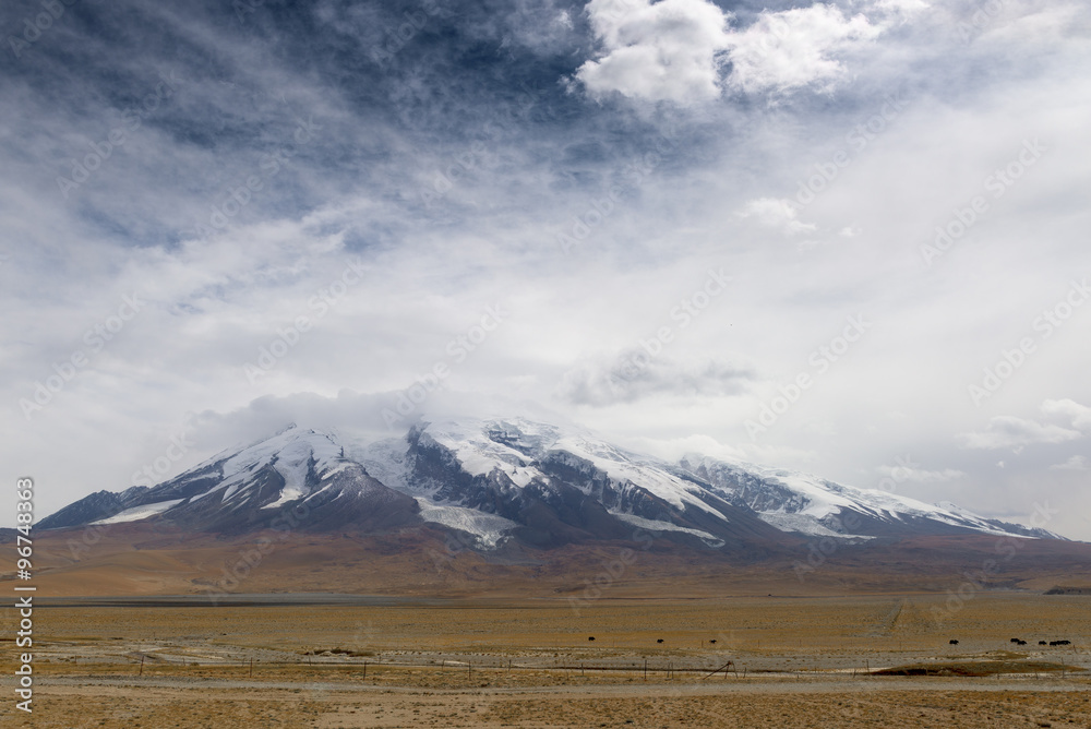 Fototapeta premium Mountain along the Karakoram Highway that link China (Xinjiang province) with Pakistan via the Kunjerab pass.